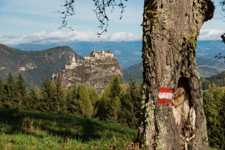 Wandern mit Blick auf das Schloss Hochosterwitz