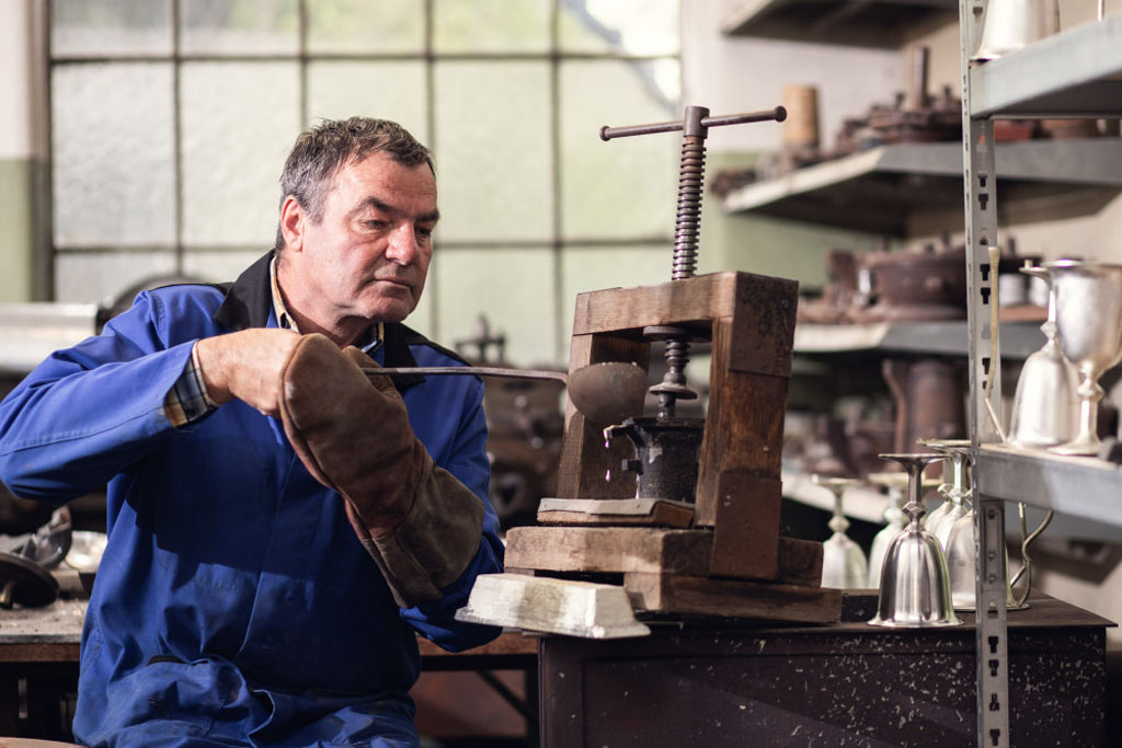 Zinngießen in der Werkstatt von Rupert Leikam in Knappenberg