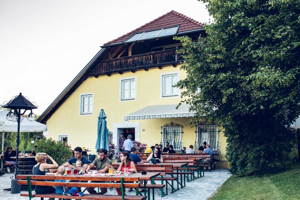 Am Kernmayerhof gibt es eine herrliche Terrasse zum Genießen