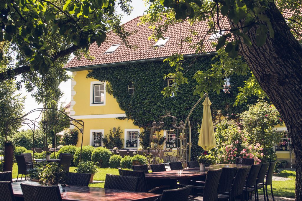 Der herrliche Gastgarten der Buschenschank Brunnerhof