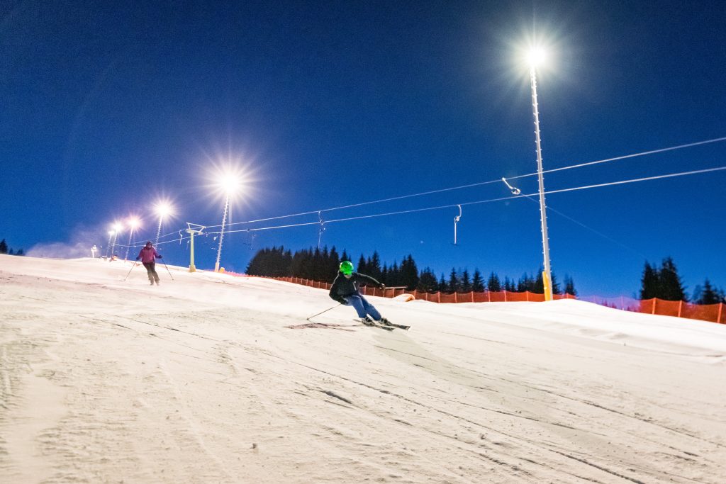 Skifahrer beim Nachtskilauf auf der Simonhöhe