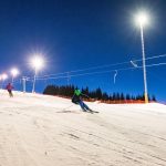 Skifahrer beim Nachtskilauf auf der Simonhöhe