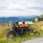 Mountainbiker rasten auf der Saualpe