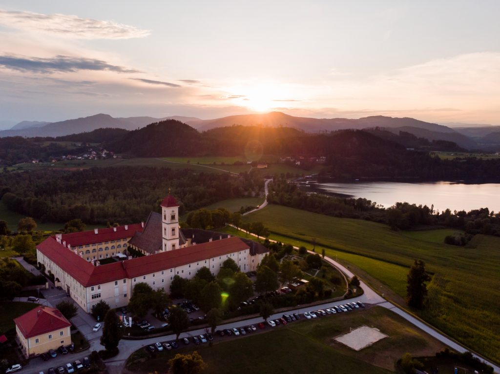 Sonnenuntergang beim Stift St. Georgen am Längsee
