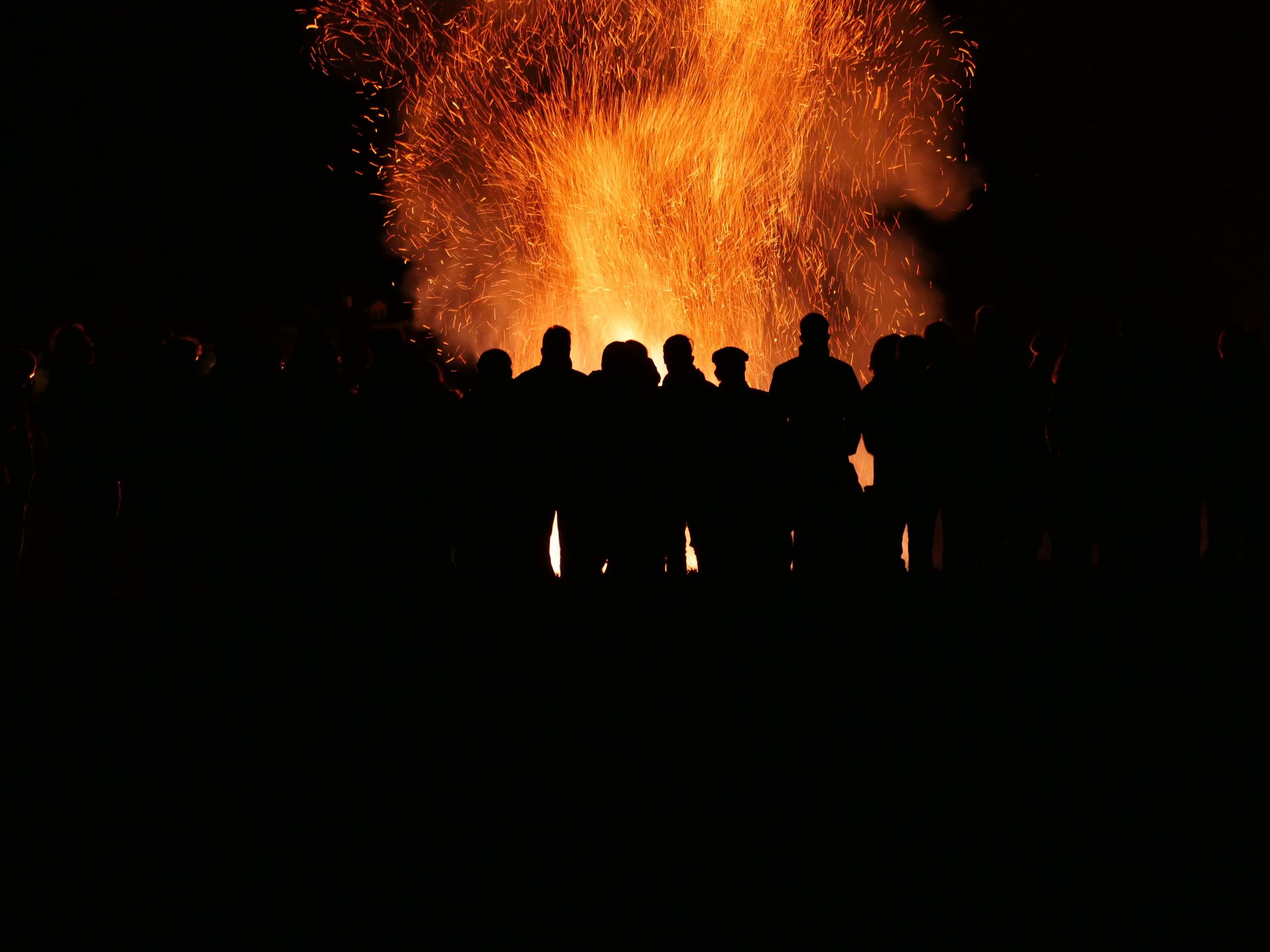 Osterfeuer mit Zuseher