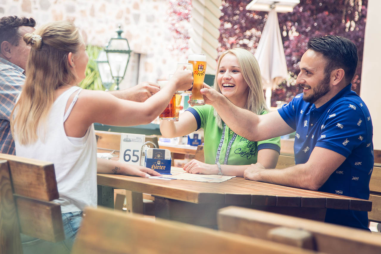 Brauerei Hirt Menschen trinken