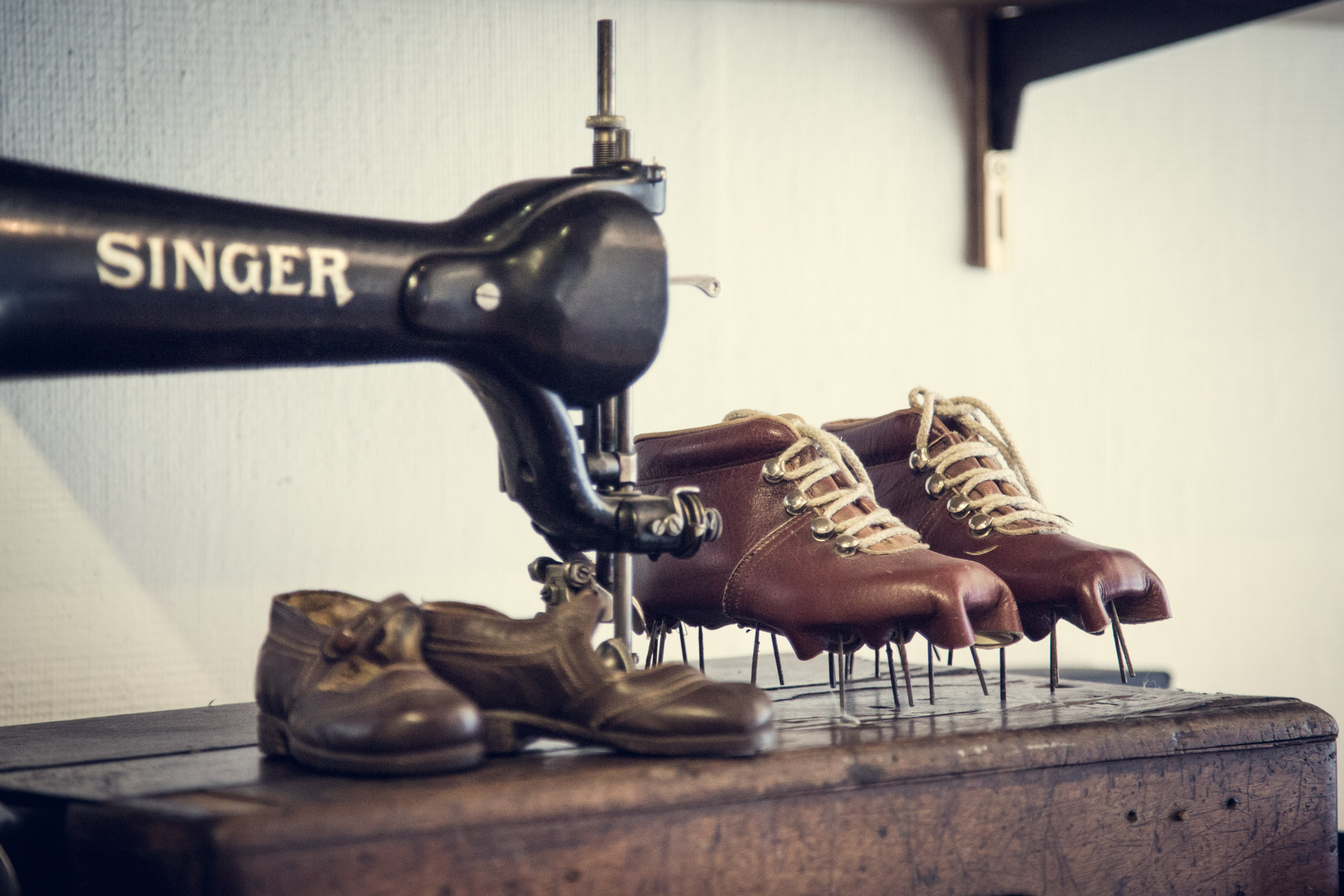Ernst Knapp: Edle Maßschuhe - Nähmaschine von Singer