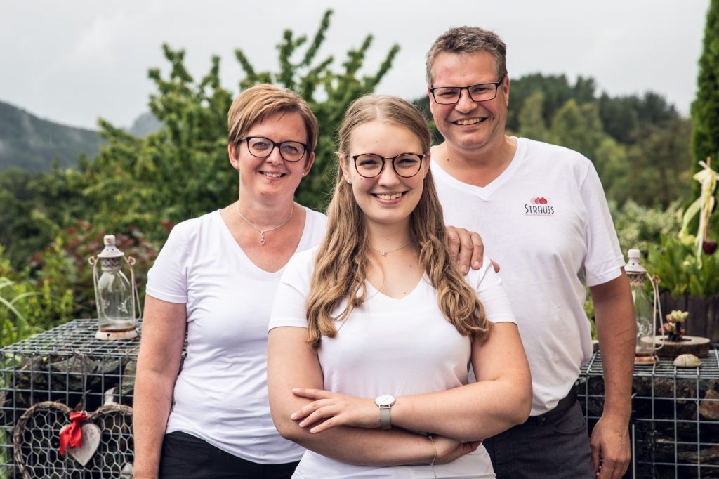 Familie Strauß auf ihrem Geflügelhof