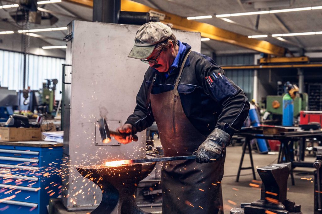 Kunstschmiede Josef Fladnitzer bei der Arbeit