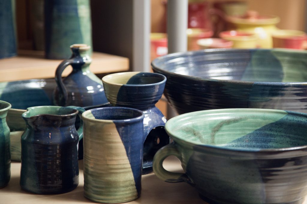 Schüssel und Tassen aus Keramik