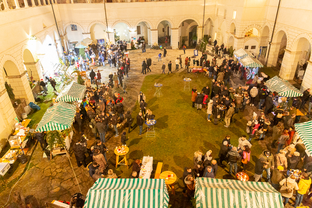 Adventmarkt im Burghof