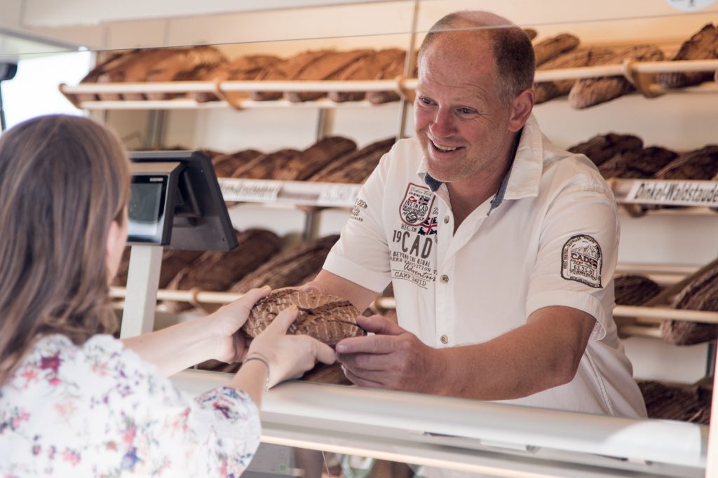 Brotverkauf bei Familie Thausing