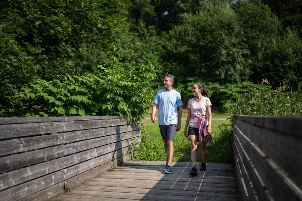 Pärchen spaziert beim Urbansee
