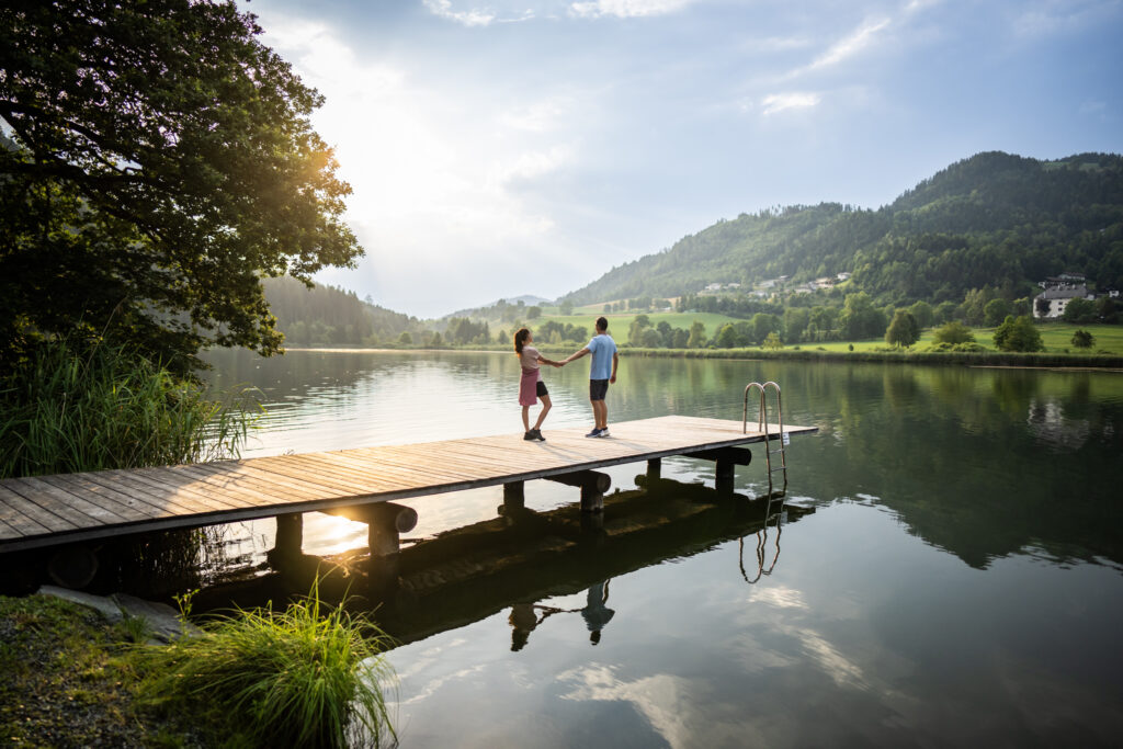 Mann und Frau auf einem Steg am Urbansee