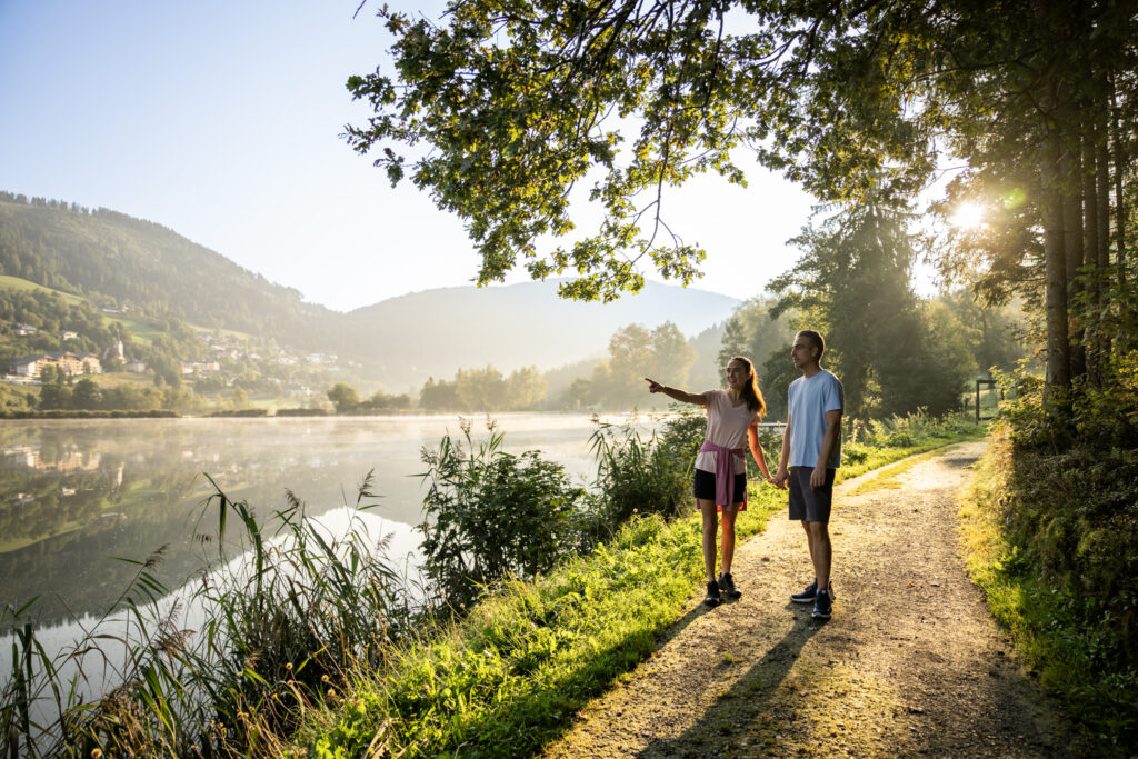 Pärchen steht am Ufer vom Urbansee