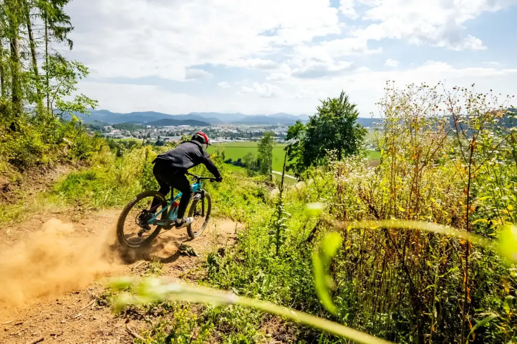 Abfahrt beim Mountainbike Trail bei Althofen Abfahrt beim Mountainbike Trail bei Althofen